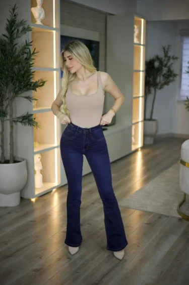 Jeans Flare azul intenso focalizado